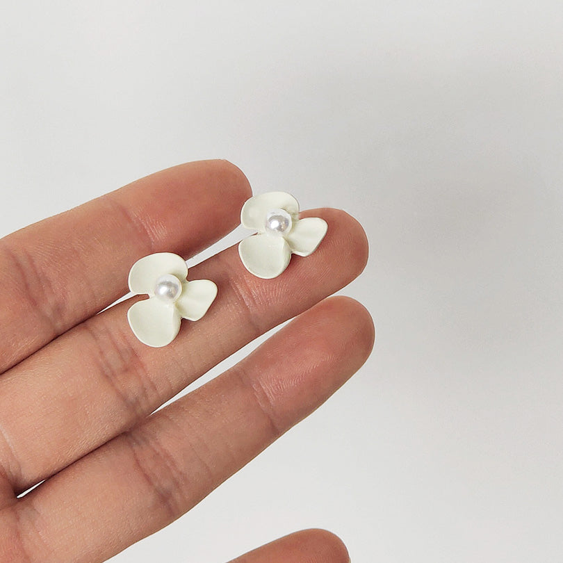 Elegant Small white flower with pearl stud earrings (5 pairs)
