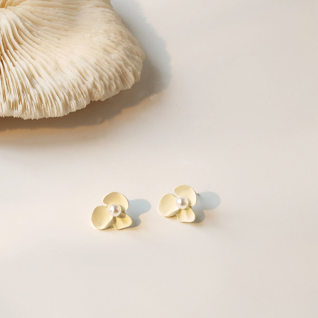 Elegant Small white flower with pearl stud earrings (5 pairs)