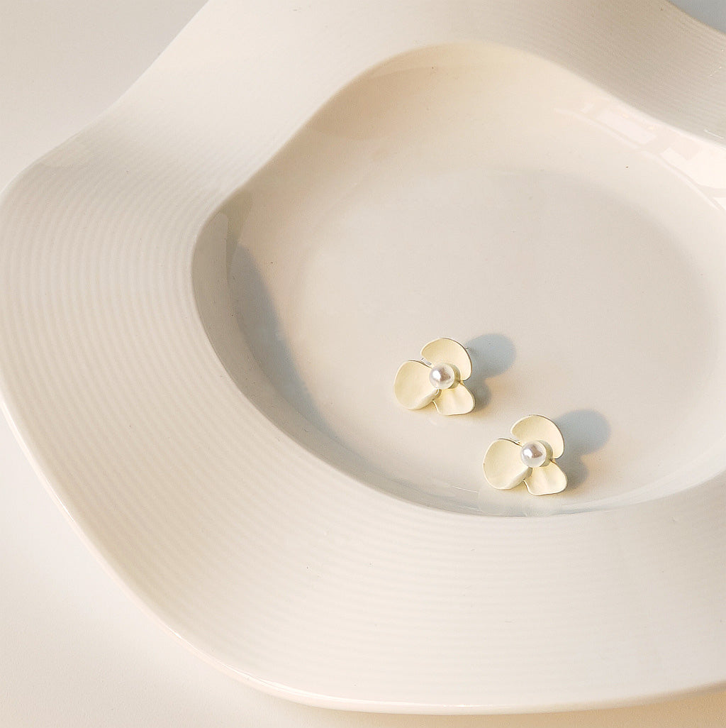 Elegant Small white flower with pearl stud earrings (5 pairs)