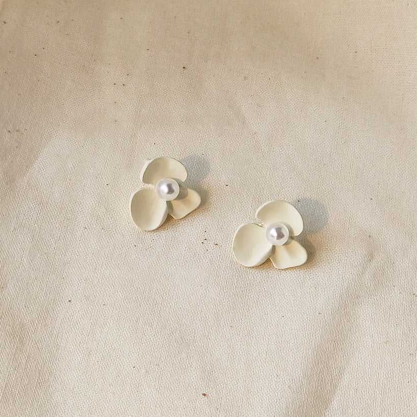 Elegant Small white flower with pearl stud earrings (5 pairs)