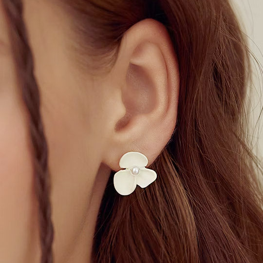 Elegant Small white flower with pearl stud earrings (5 pairs)