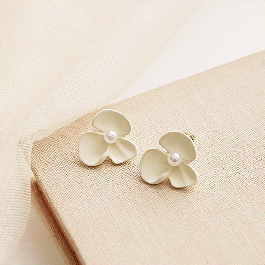 Elegant Small white flower with pearl stud earrings (5 pairs)