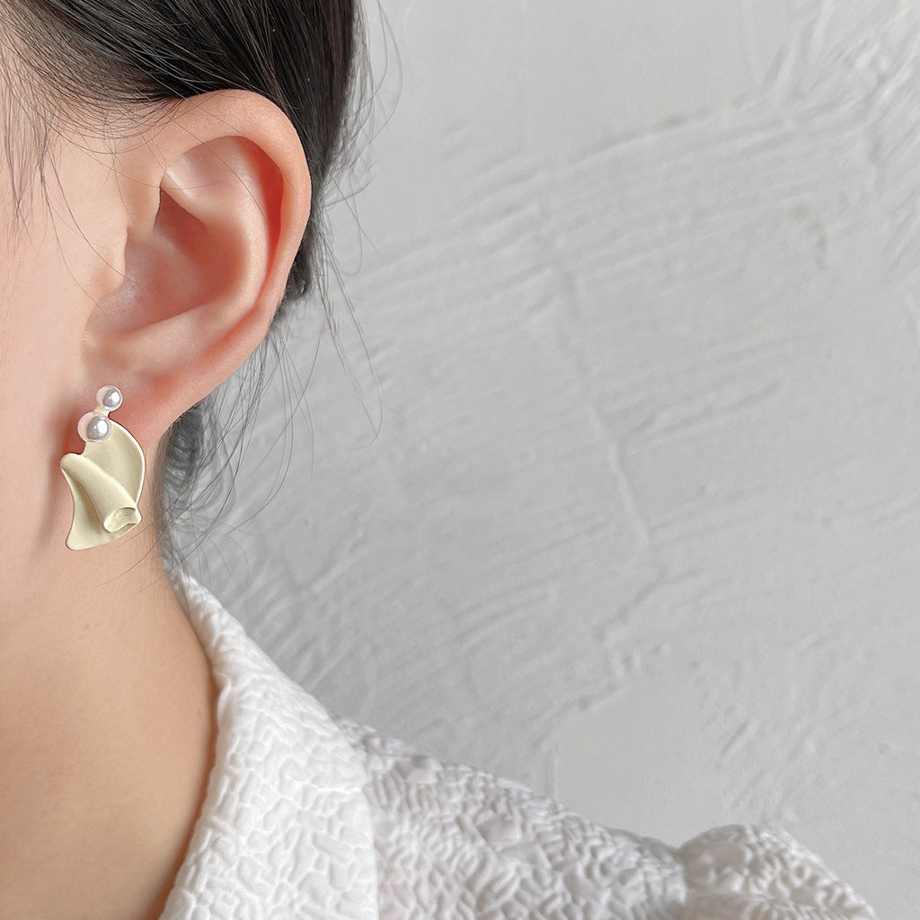 Lady jewelry white enamel folded irregular pearl stud earrings (5 pairs)