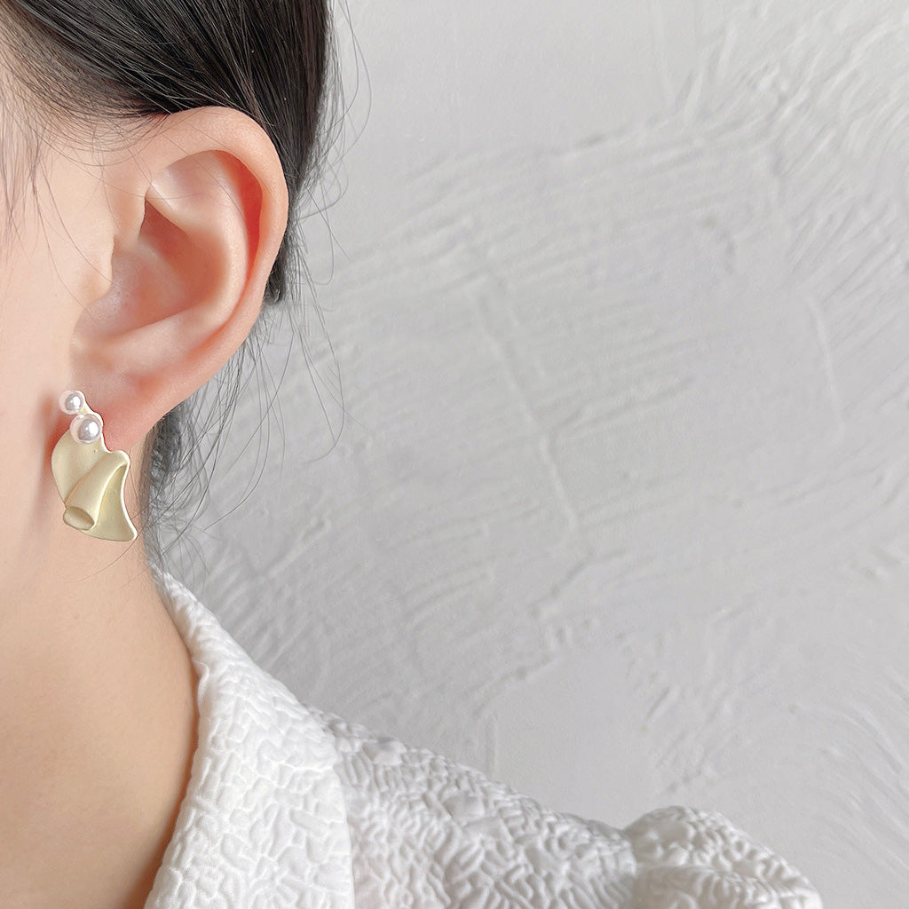 Lady jewelry white enamel folded irregular pearl stud earrings (5 pairs)