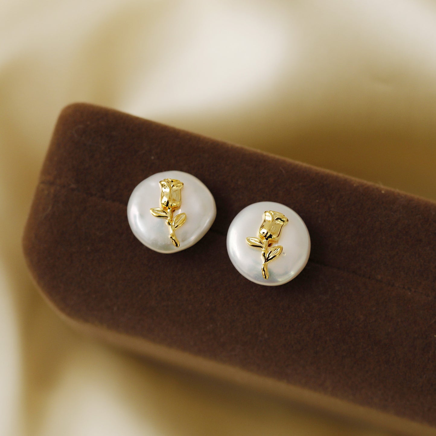 baroque pearls with gold flower stud earrings (5 pairs)
