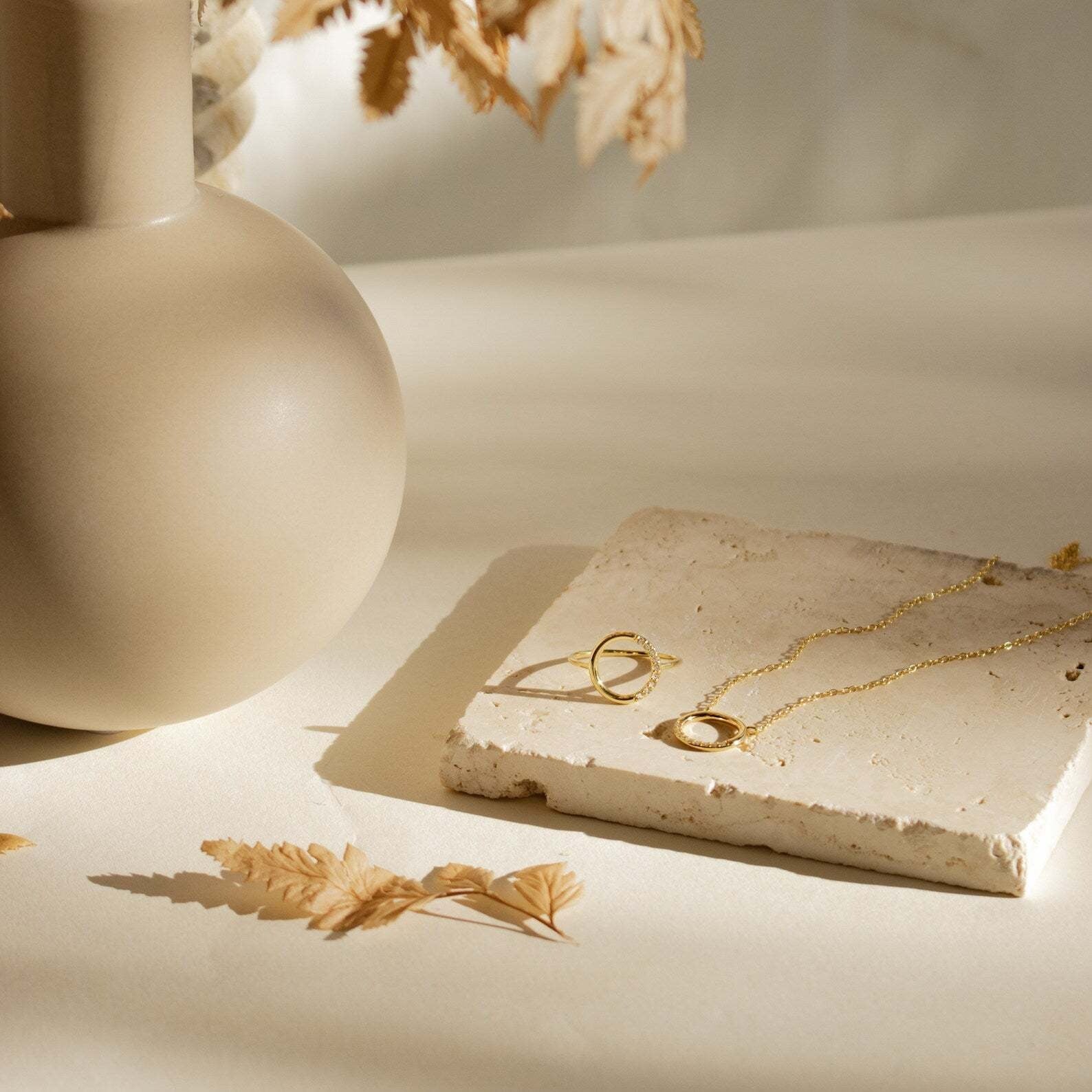 925 sterling silver dainty circle pendant necklace on model’s neck