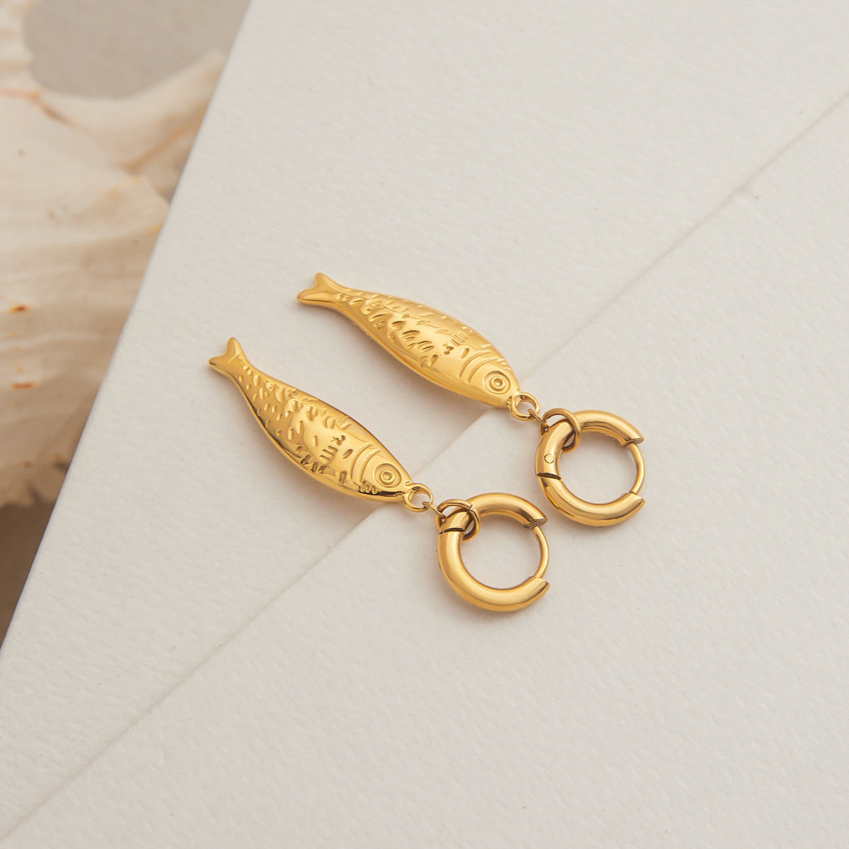 Size and dimension chart of gold fish earrings. Made of waterproof stainless steel and 18k gold plating, perfect for summer beach jewelry.