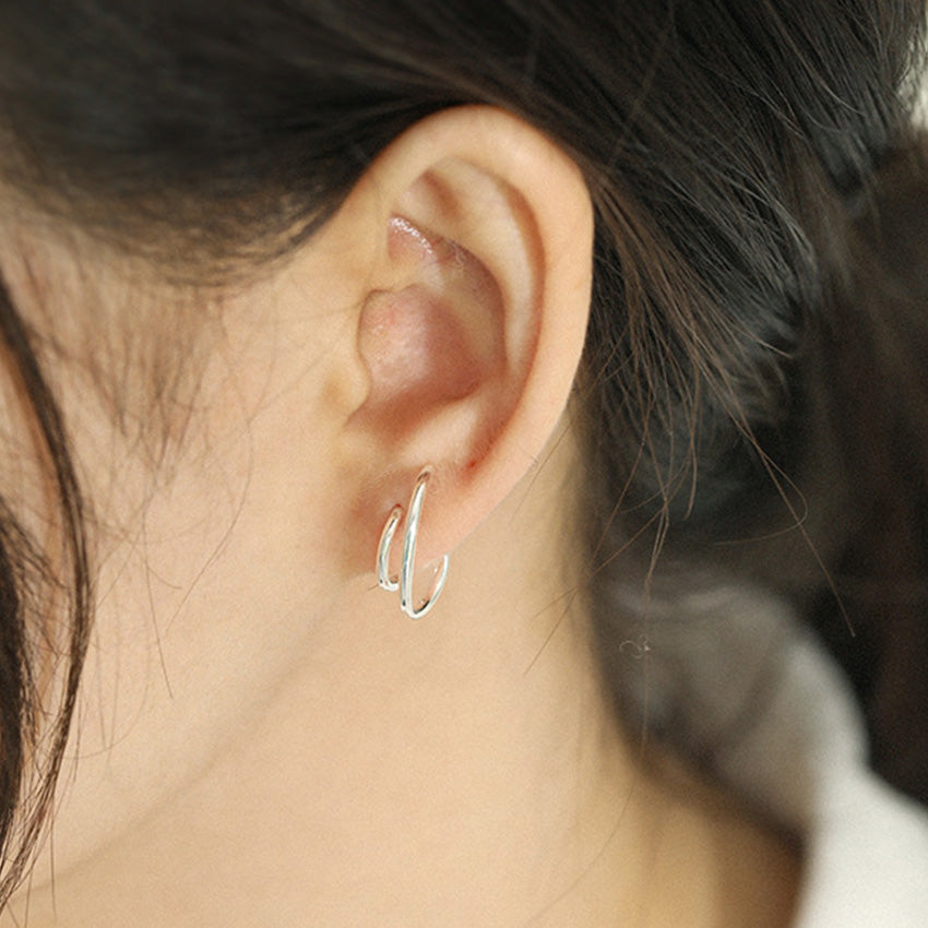 Silver color 925 sterling silver earrings wholesale with irregular double C shape, minimalist chic fashion suitable for women’s daily wear and small jewelry boxes bulk orders.