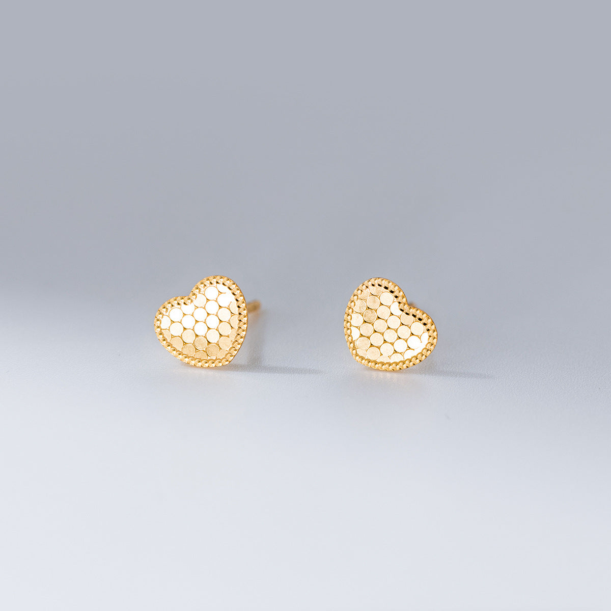 Heart shape wholesale 925 sterling silver stud earrings in gold, minimalist gift jewelry for bulk purchase.