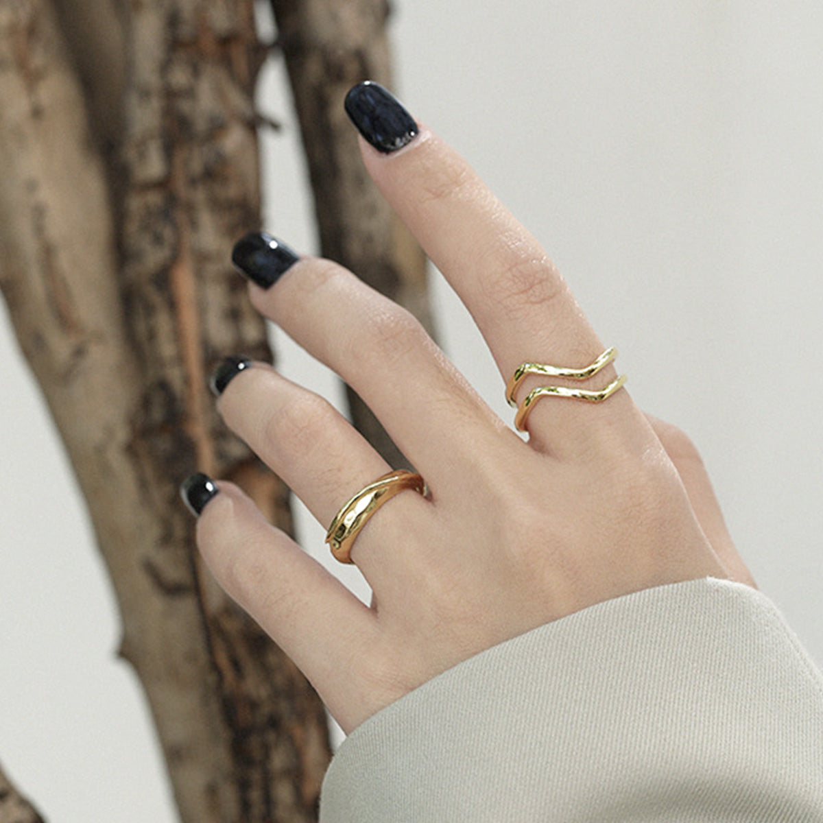 Woman wearing gold 925 wave ring for everyday jewelry and Korean ring style aesthetics, offered in bulk for wholesale.