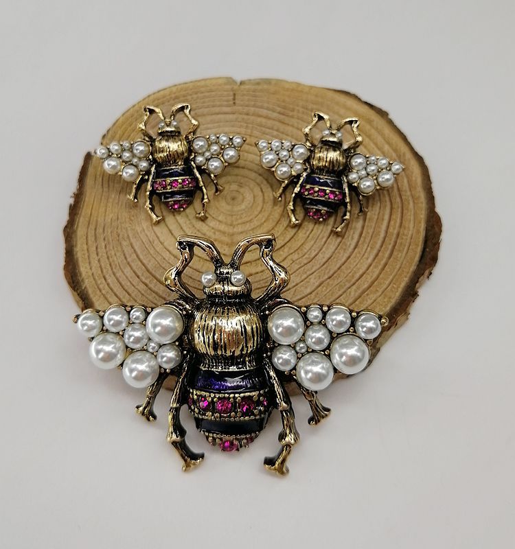 Vintage Bronze Bee Brooch with Pearl & Yellow Enamel – Galaxy Memory Collection (5 pcs)