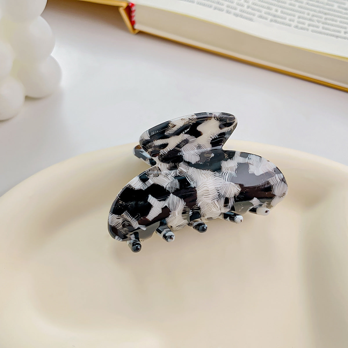 classic black and white tortoise shell small acetate hair claw clip
