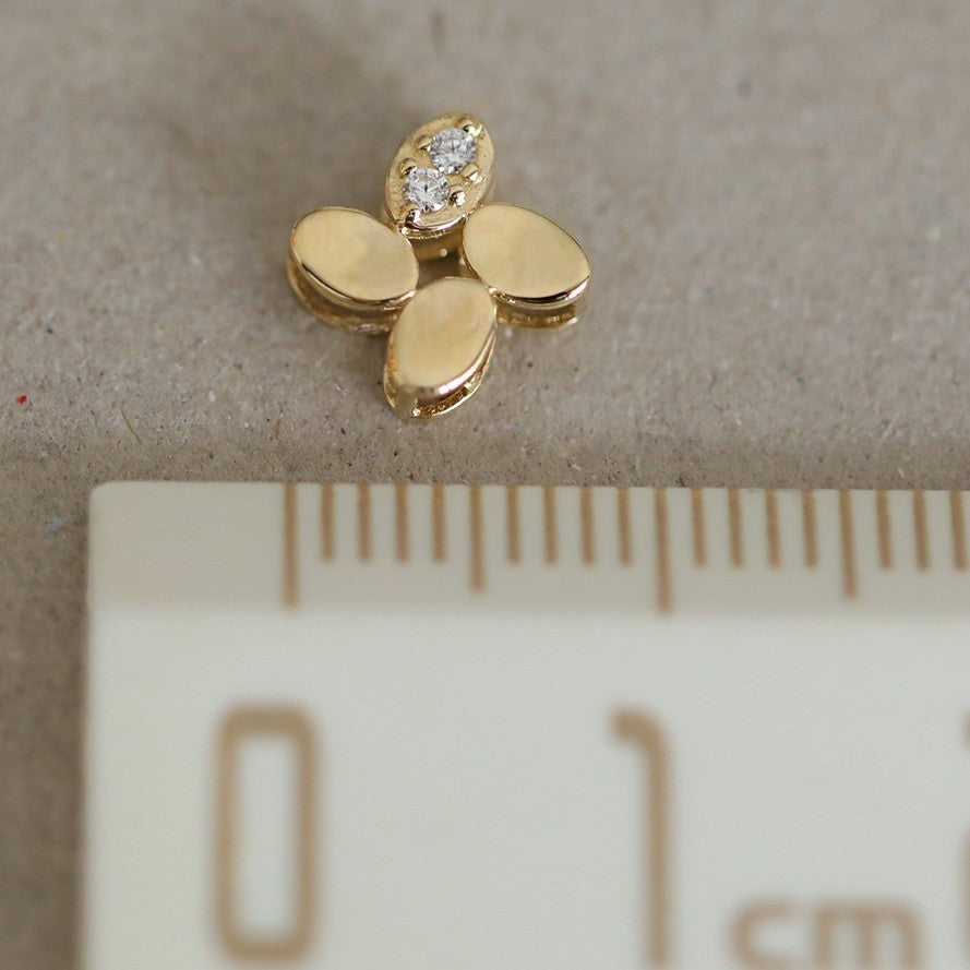 Close-up of lucky four leaf flower pendant in 14K gold plated 925 silver with cubic zirconia, wholesale necklace for gift retailers.