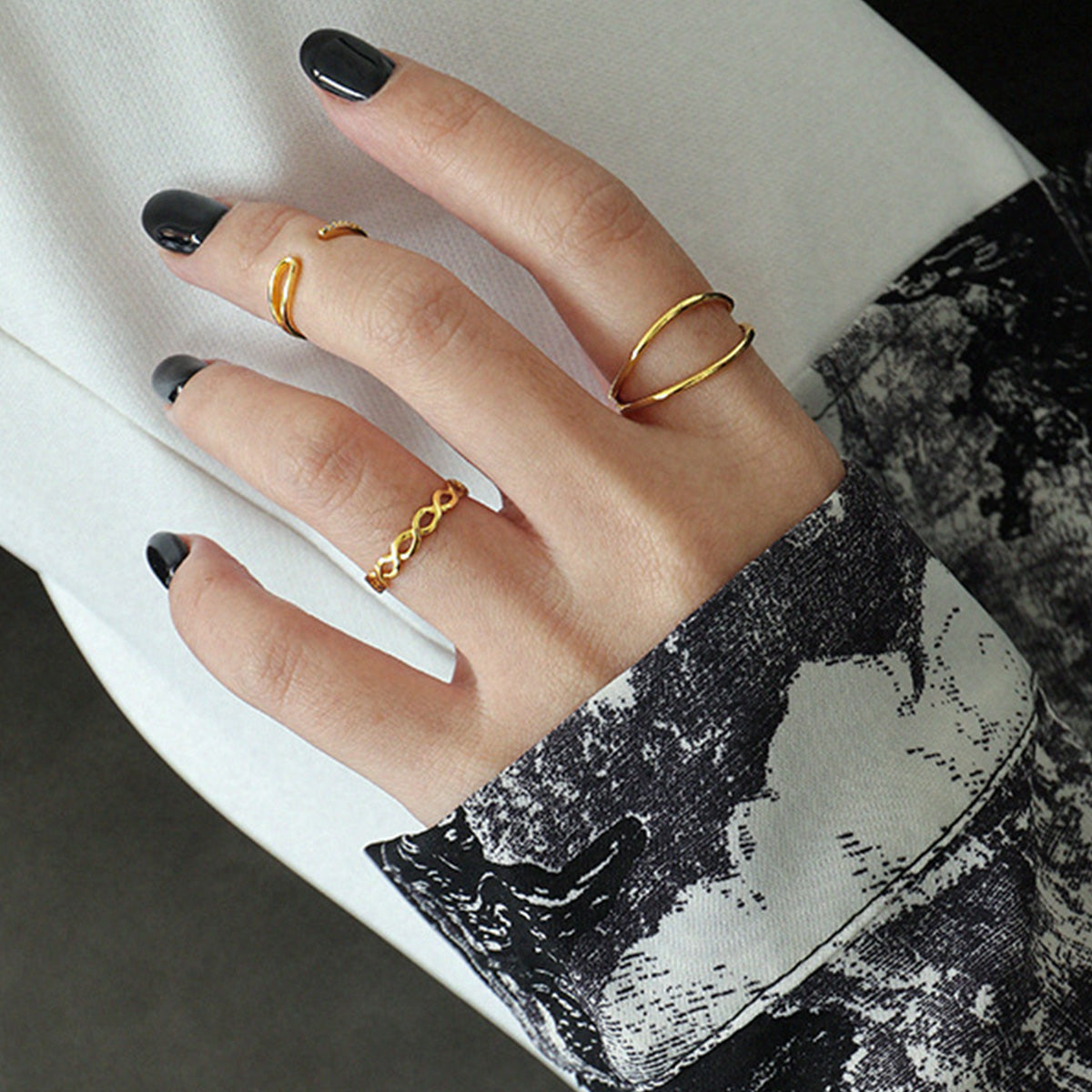 Gold minimalist double line rings set of 5 worn on hand – Korean style fashion jewelry for everyday wear, perfect for minimalist jewelry wholesale orders.