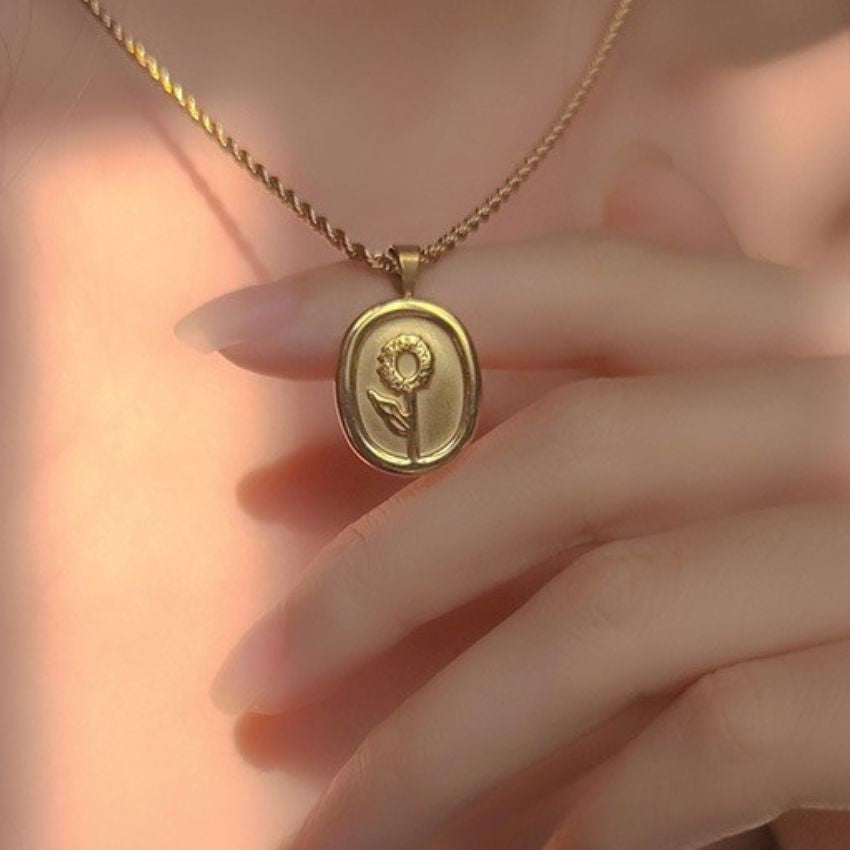 Vintage Gold Pendant Necklace Engraved Gold Disc Minimalist Oval Pendant Jewelry Wholesale