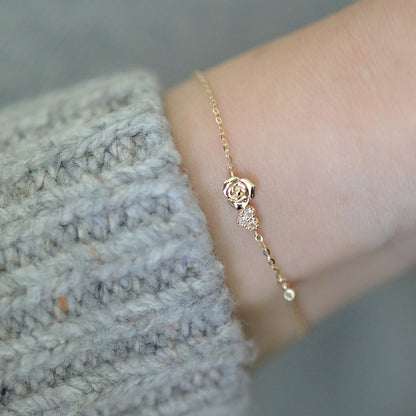 Pulsera con forma de rosa pequeña y corazón de circonitas en plata 925. Juego de 10