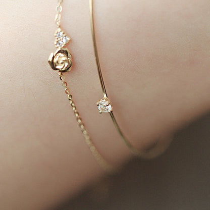 Pulsera con forma de rosa pequeña y corazón de circonitas en plata 925. Juego de 10