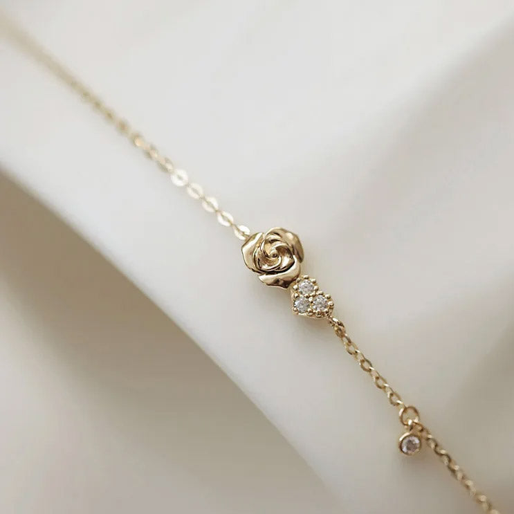 Pulsera con forma de rosa pequeña y corazón de circonitas en plata 925. Juego de 10