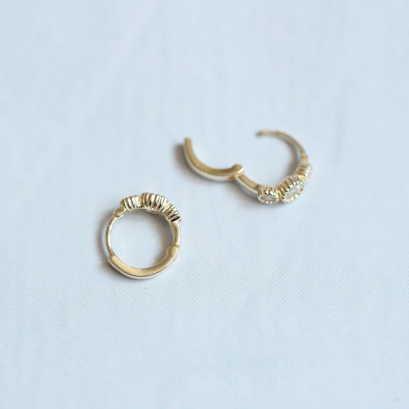 Boucles d'oreilles huggie en argent 925 et trois petites créoles avec trois zircones (10 paires)