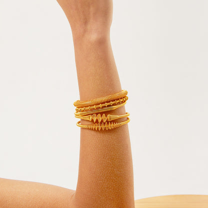 Brazaletes tipo brazalete con ondas curvas chapadas en oro de 18 quilates de acero inoxidable, juego de 10