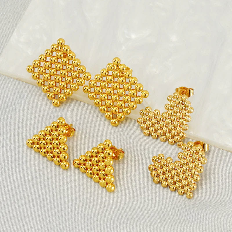 Aretes con forma de triángulo y cuentas redondas doradas impermeables de acero inoxidable (10 pares)