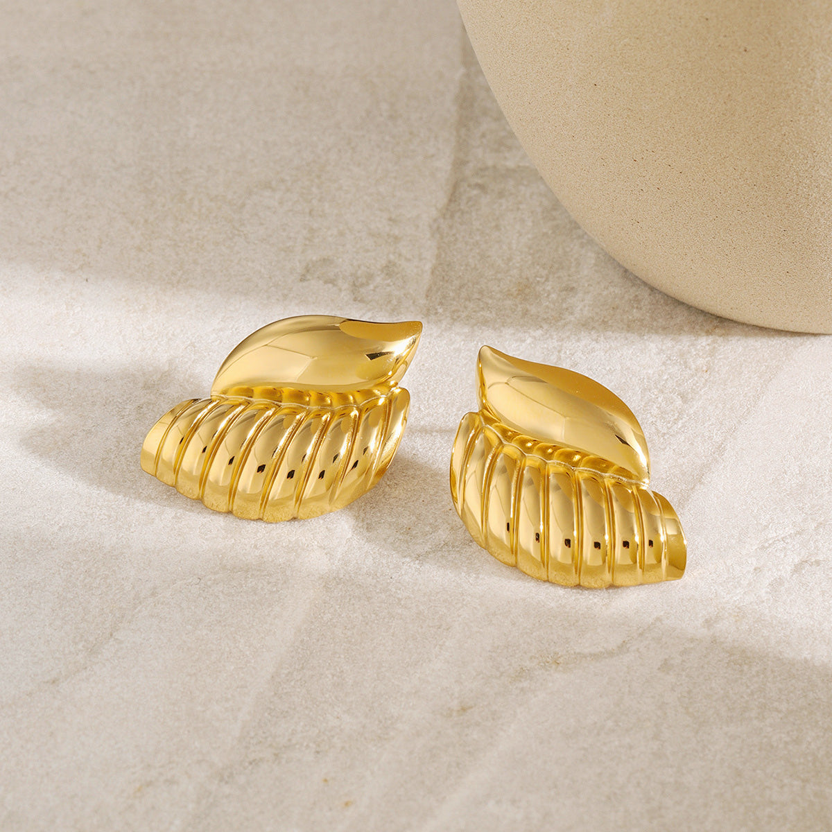 Boucles d'oreilles à tige en acier inoxydable, or 18 carats, demi-cœur pointu 3d et sphère (10 paires)