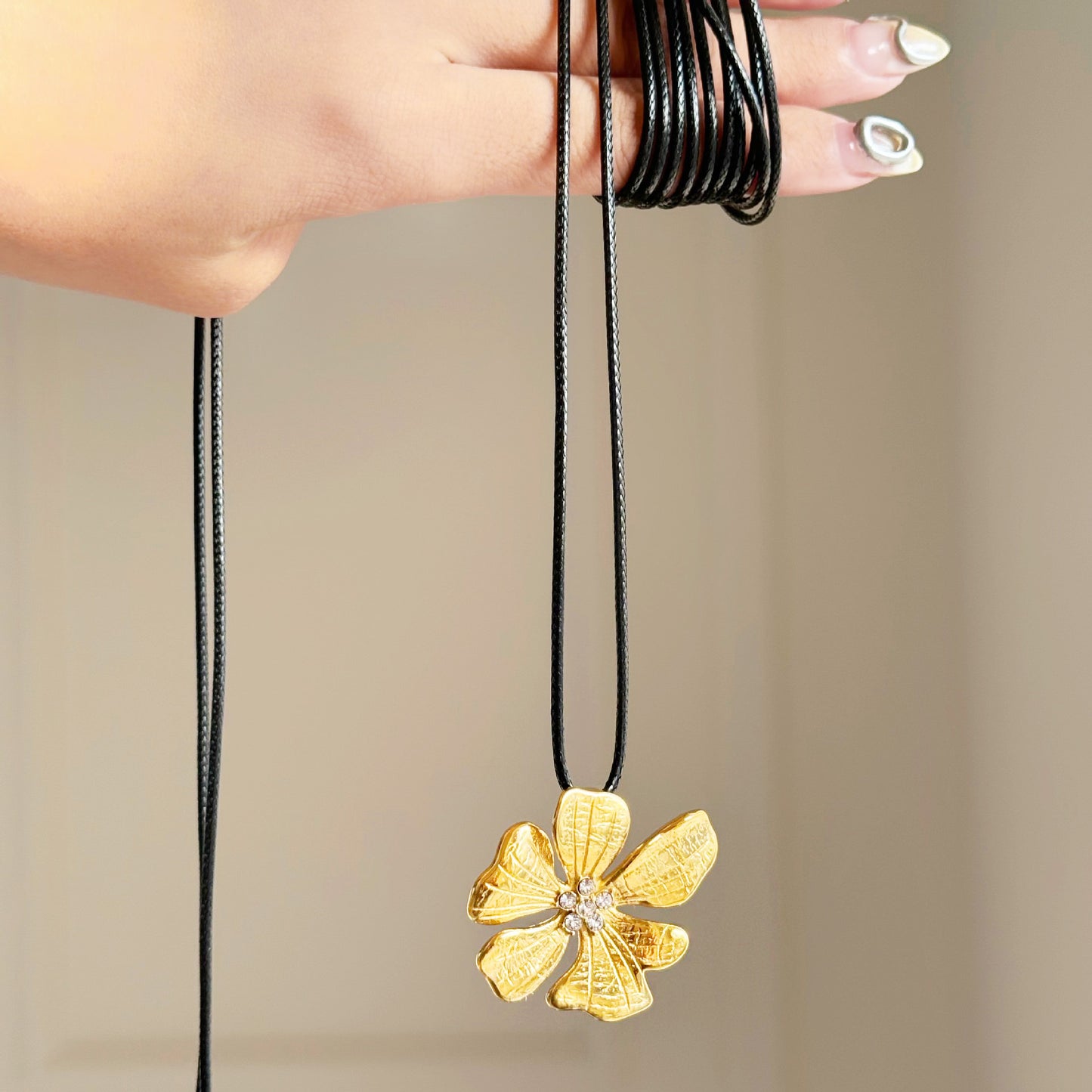 Colliers en cuir avec pendentif fleur d'hibiscus 3D en acier inoxydable Ensemble de 10