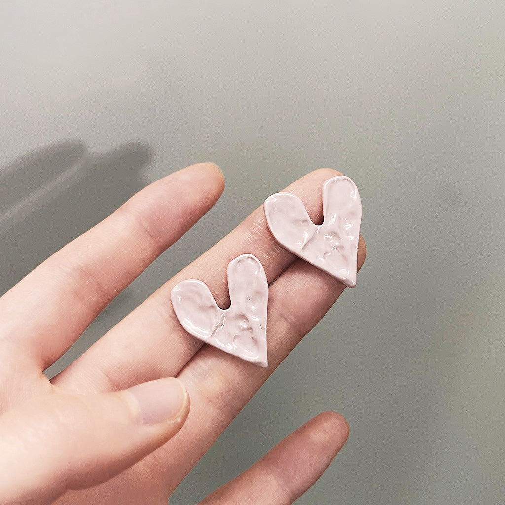 Wholesale pink enamel hammered texture heart shape stud earrings (5 pairs)