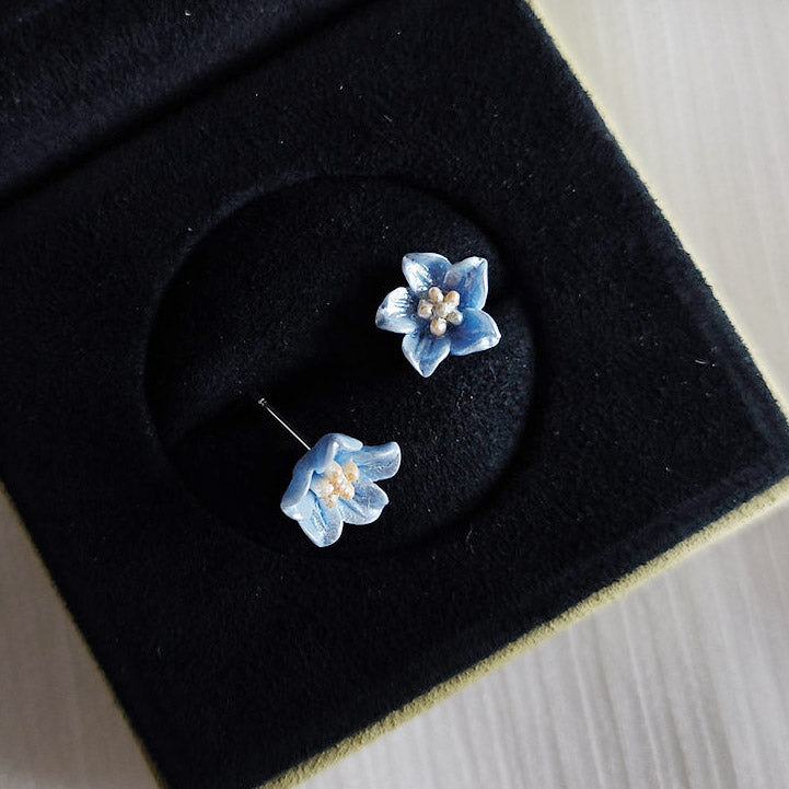 Light blue resin small floral flower stud earrings (5 pairs)