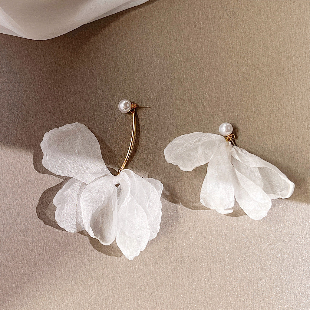 Vintage white lace flower asymmetrical pearl stud earrings (5 pairs)