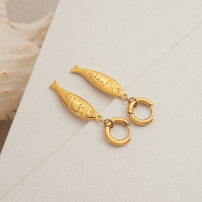 Size and dimension chart of gold fish earrings. Made of waterproof stainless steel and 18k gold plating, perfect for summer beach jewelry.