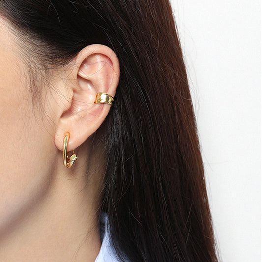 Model wearing gold 925 silver ear cuff non pierced, minimalist clip on ear cuff for women, jewelry wholesale pack