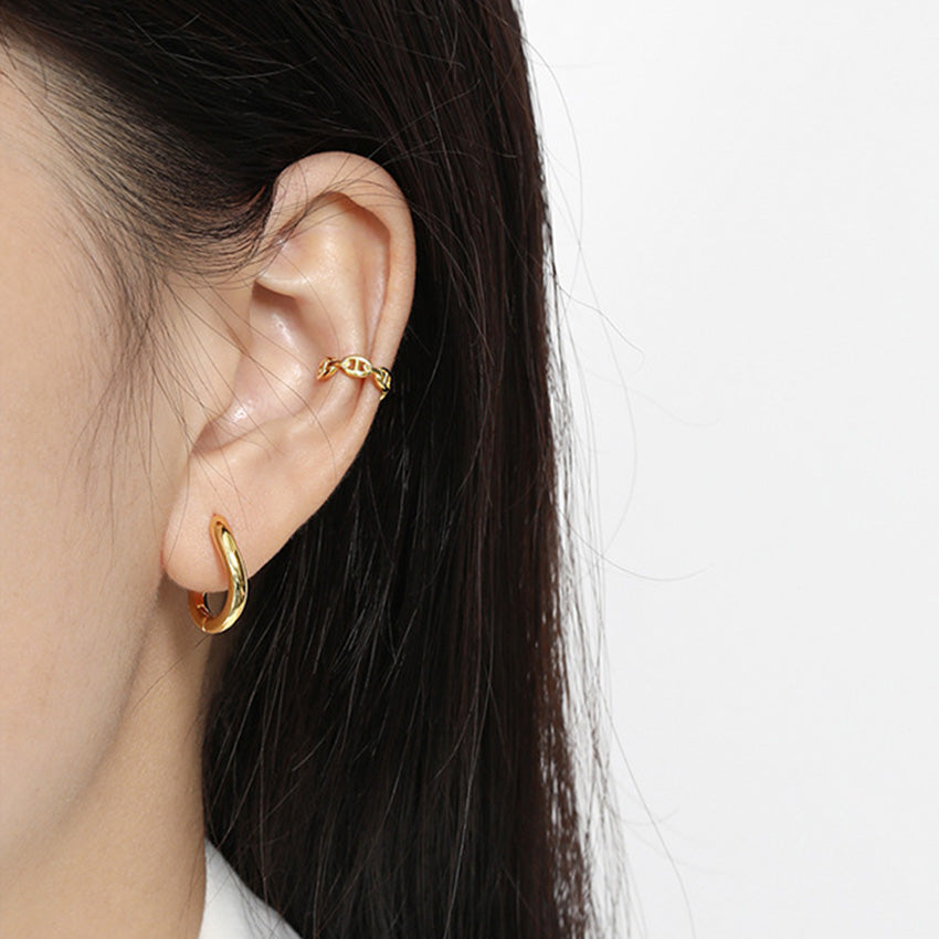 Model wearing gold plated 925 silver hoop earrings – daily wear minimalist earrings wholesale