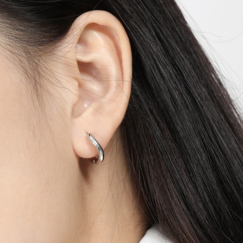 Model wearing 925 silver hoop earrings – hypoallergenic wholesale earrings for minimalist style