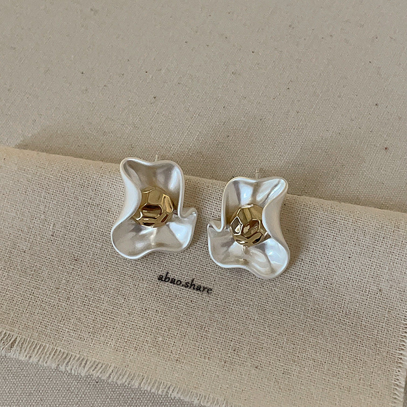 Exquisite jewelry gold petal earrings with metal center brass jewelry wholesale versatile earrings studs
