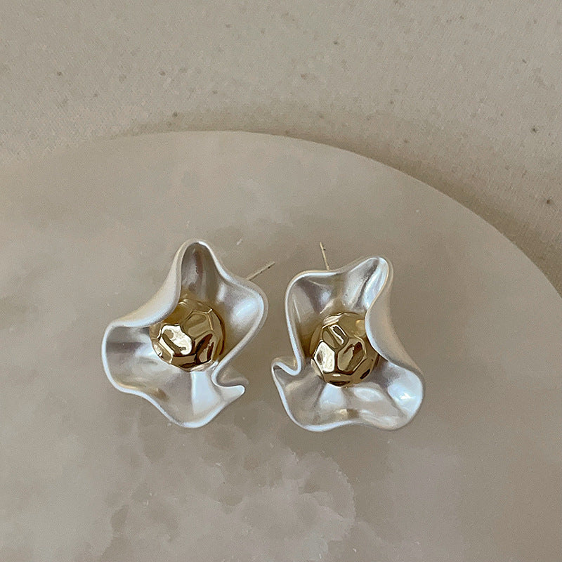 Brass jewelry bulk gold petal earrings wholesale fashion earrings studs with unique metal center
