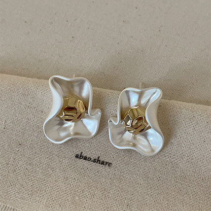 Matte gold petal earrings wholesale versatile earrings with metal center exquisite jewelry studs