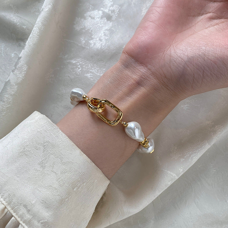 Elegant baroque pearl bracelet featuring gold clasp and brass beads, vintage style fashion jewelry wholesale.