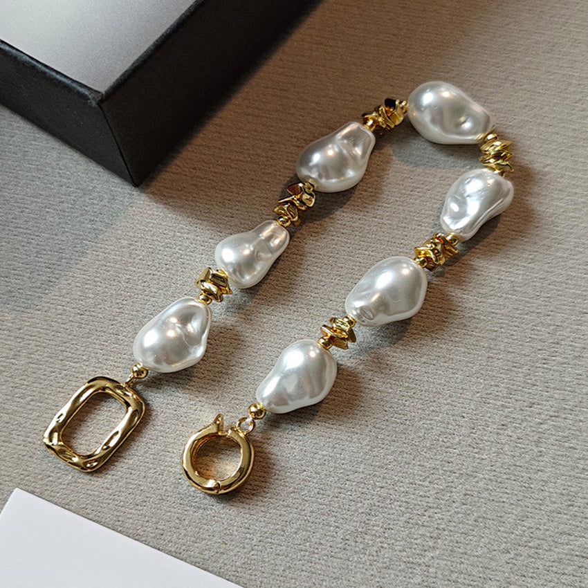 lose-up of baroque pearl bracelet in gold plated brass, elegant handmade jewelry for wholesale and boutique gifts.