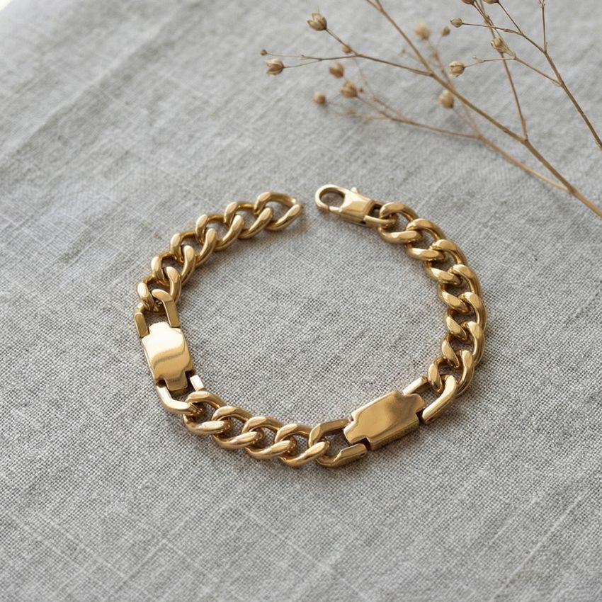 Close up U clasp connector plate on chunky cuban link bracelet