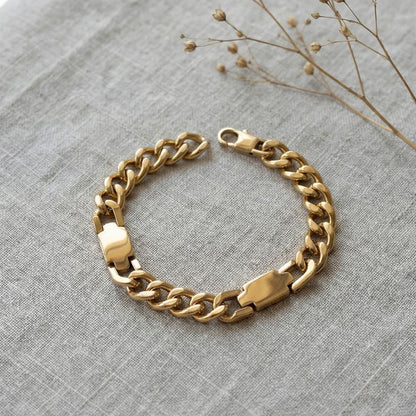 Close up U clasp connector plate on chunky cuban link bracelet