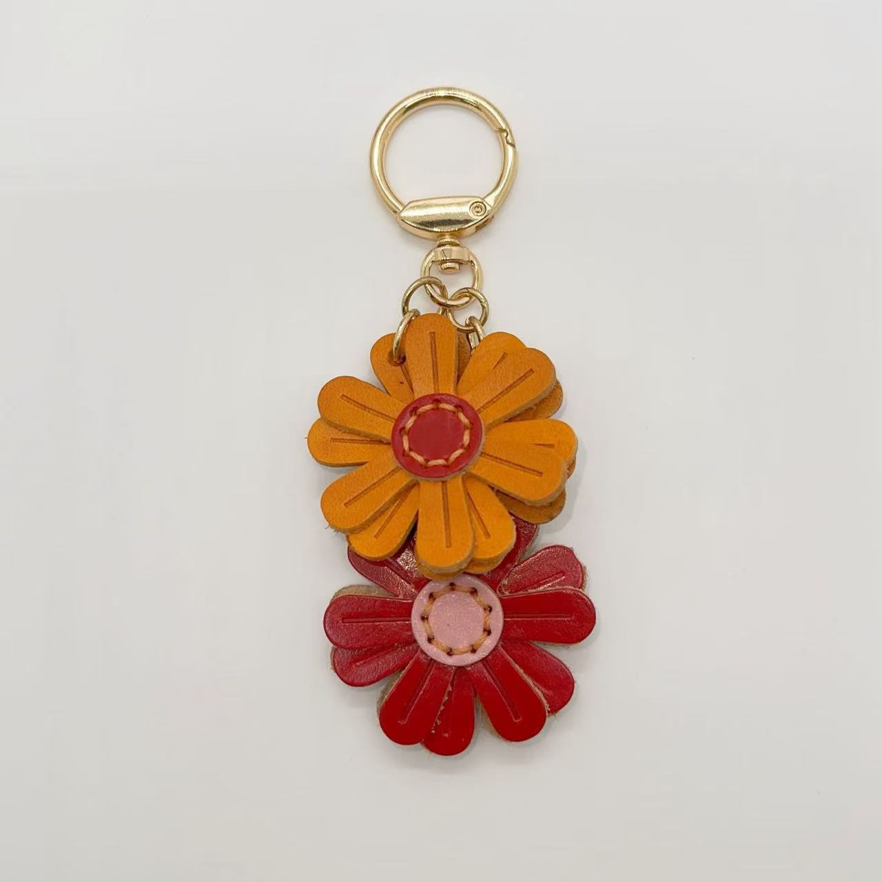 Genuine Leather Flower Keychain Close-Up – Handcrafted Daisy Bag Charm with Gold Hardware