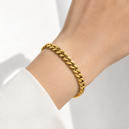 Close view of an 8 mm gold curb chain bracelet for wholesale jewelry resale
