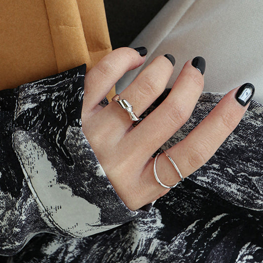 Silver minimalist open band rings on hand – popular kpop style rings for everyday jewelry shops and Korean fashion ring wholesale.