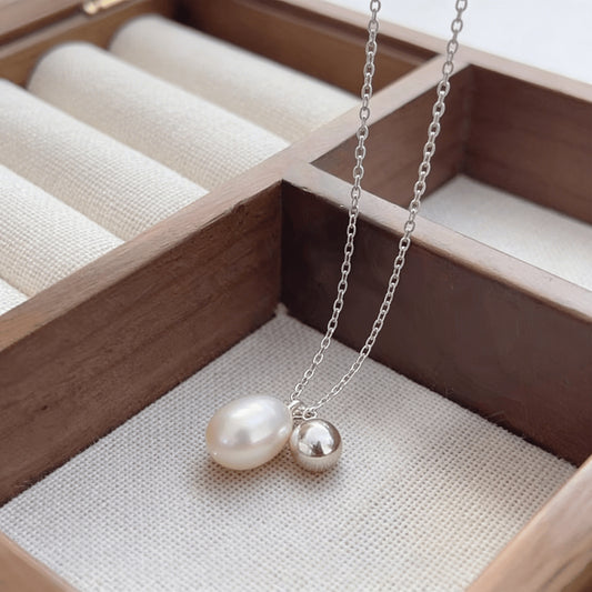 Natural pearl necklace with 925 silver chain displayed in jewelry box for wholesale buyers