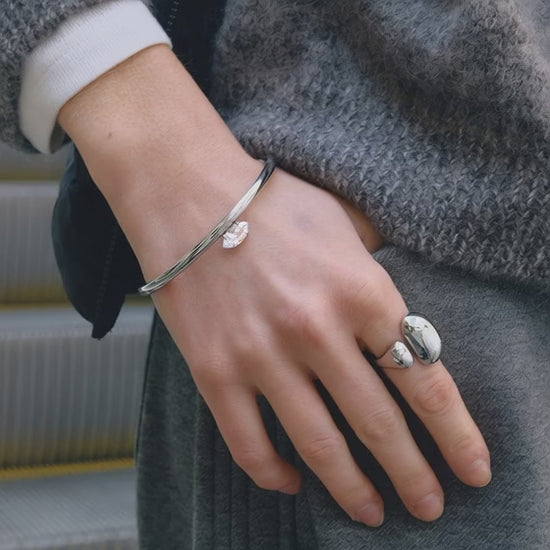 Video showing stainless steel open bangle set with waterproof and hypoallergenic features