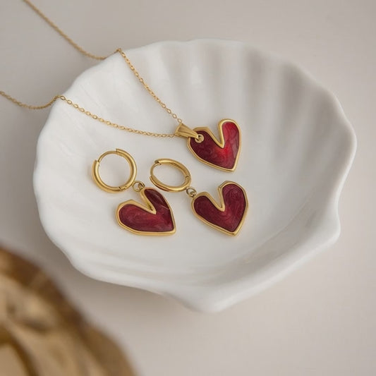 Video shows vintage red heart pendant necklace in gold tone stainless steel for wholesale bulk orders