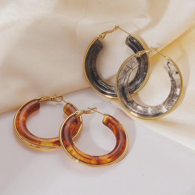 Video showing five piece wholesale resin hoop earrings set in multiple colors for boutique jewelry sourcing