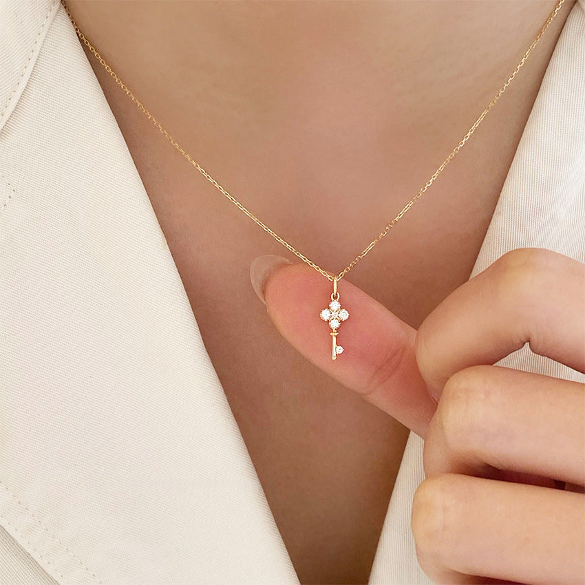 Wholesale S925 gold plated clover key necklace worn as a delicate clavicle chain for gifting
