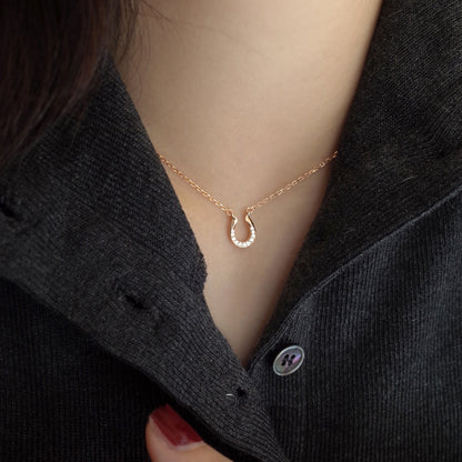 Wholesale S925 gold plated horseshoe zircon clavicle necklace worn with dark outfit